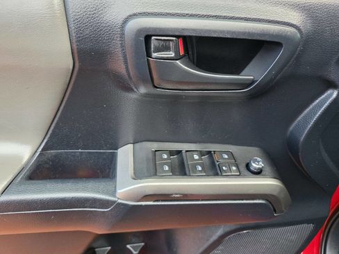 Used 2017 Toyota Tacoma SR5 w/ Tow Package image 11