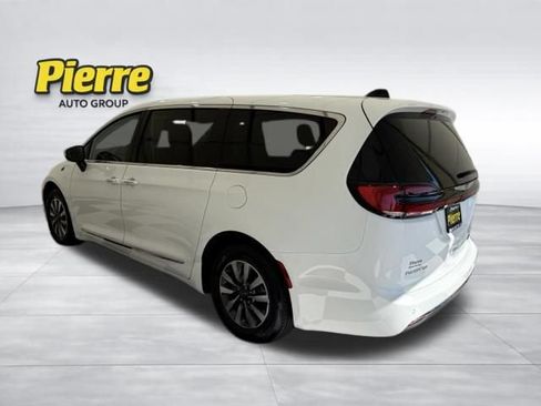 Used 2023 Chrysler Pacifica Limited FWD image 2