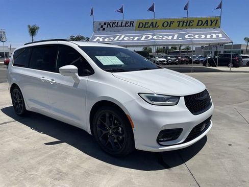 Used 2021 Chrysler Pacifica Touring-L w/ Uconnect Theater Family Group FWD image 2