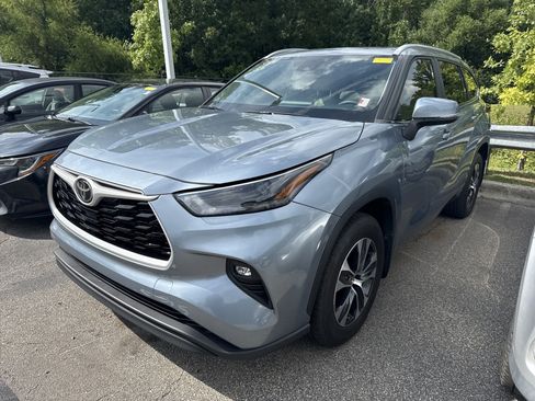 Used 2023 Toyota Highlander XLE FWD image 5