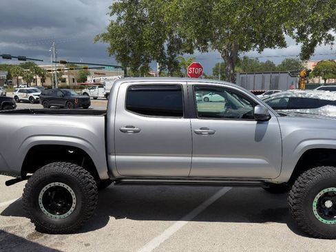 Used 2017 Toyota Tacoma SR w/ SR Convenience Package RWD image 4