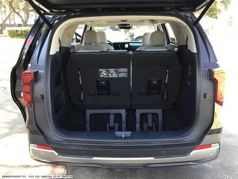 Used 2025 Kia Carnival SX FWD image 12