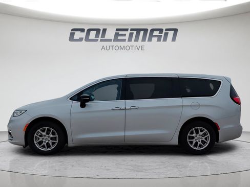 Used 2024 Chrysler Pacifica Touring-L FWD image 2