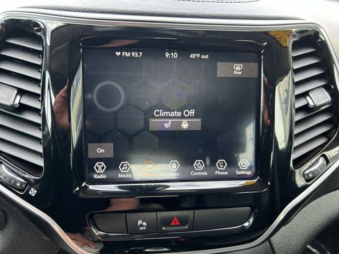 Used 2019 Jeep Cherokee Limited image 17