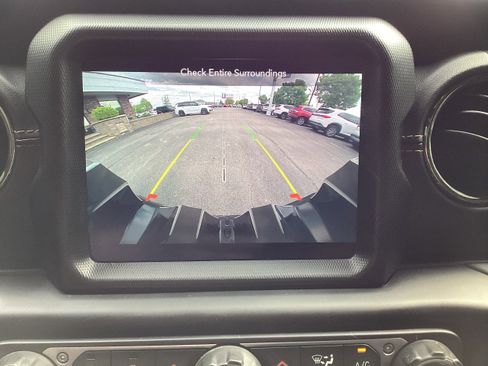 Used 2021 Jeep Wrangler Unlimited Sahara AWD/4WD image 21
