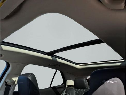 Used 2023 Buick Envision Avenir image 22