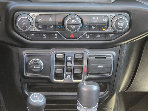 Used 2020 Jeep Gladiator Overland AWD/4WD image 36