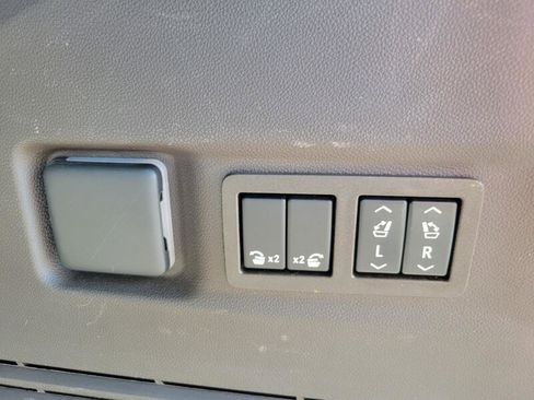 Used 2022 GMC Yukon XL SLT w/ SLT Premium Package image 28