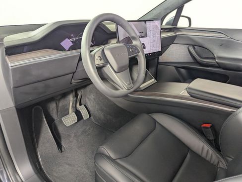 Used 2023 Tesla Model X image 5