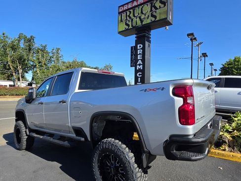 Used 2022 Chevrolet Silverado 2500 Custom w/ Custom Value Package AWD/4WD image 10