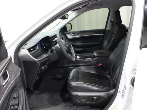 Used 2024 Jeep Grand Cherokee Limited w/ Black Appearance Package AWD/4WD image 3