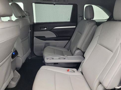 Used 2019 Toyota Highlander XLE FWD image 18