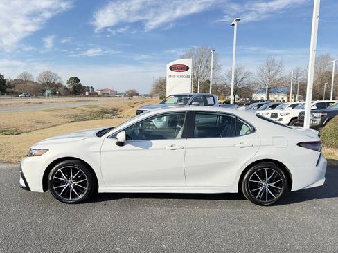 Used 2024 Toyota Camry SE image 4