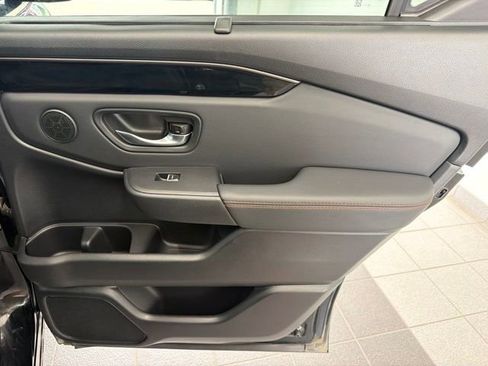 Used 2025 Honda Pilot TrailSport image 12