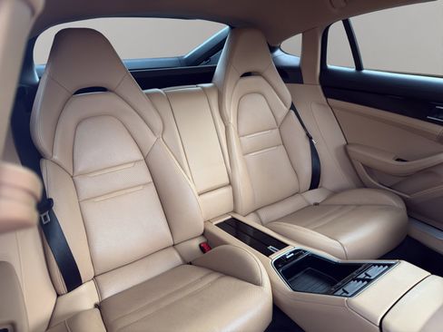 Used 2018 Porsche Panamera image 19