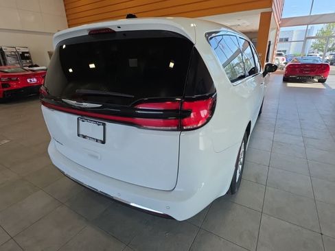 Used 2024 Chrysler Pacifica Touring-L FWD image 8