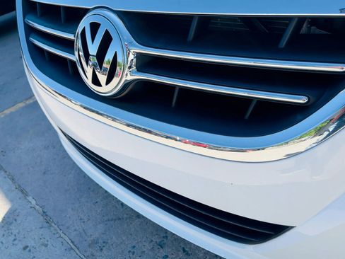 Used 2014 Volkswagen Routan SE FWD image 37