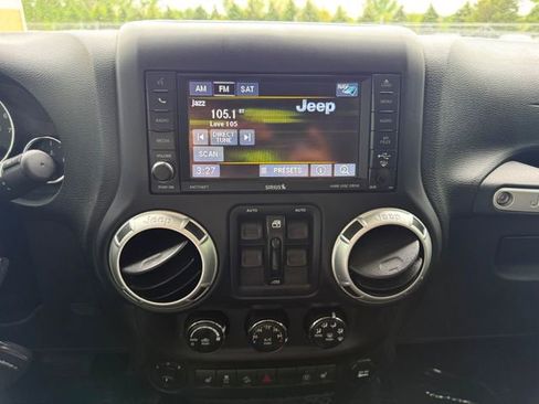 Used 2017 Jeep Wrangler Unlimited Sahara w/ Connectivity Group AWD/4WD image 8