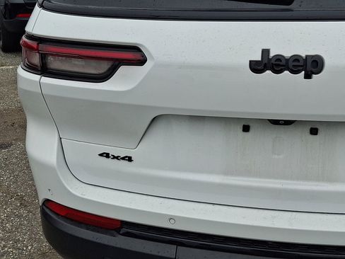 Used 2023 Jeep Grand Cherokee L Laredo AWD/4WD image 17