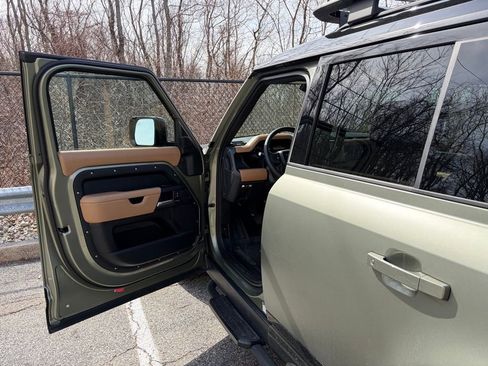 Certified 2025 Land Rover Defender 110 X-Dynamic SE image 10