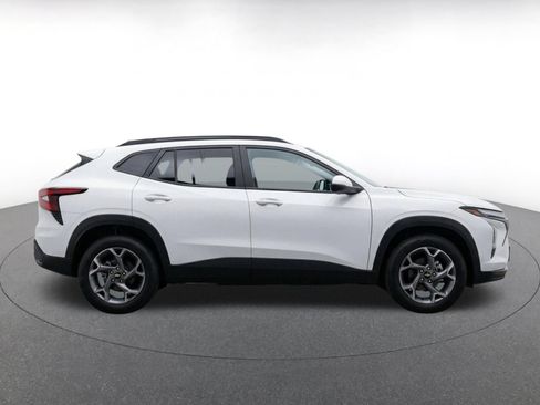 Used 2025 Chevrolet Trax LT w/ LT Convenience Package FWD image 10