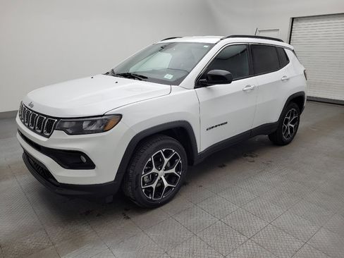 Used 2024 Jeep Compass Latitude image 2