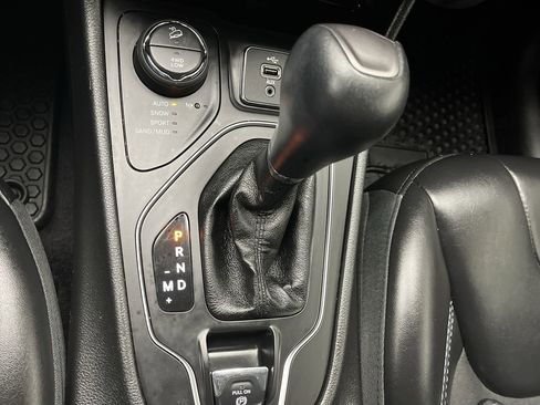 Used 2019 Jeep Cherokee Latitude Plus w/ Cold Weather Group image 24