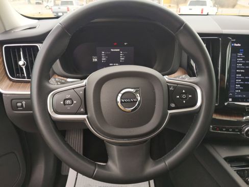 Used 2022 Volvo XC60 B5 Momentum w/ Protection Package Premier image 15