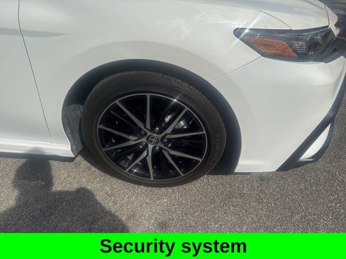 Used 2021 Toyota Camry SE image 3