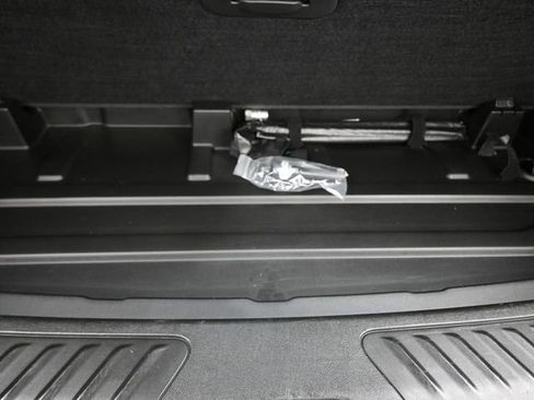 Used 2022 GMC Yukon SLT w/ SLT Premium Package image 16