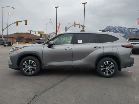 New 2026 Toyota Highlander XLE image 2