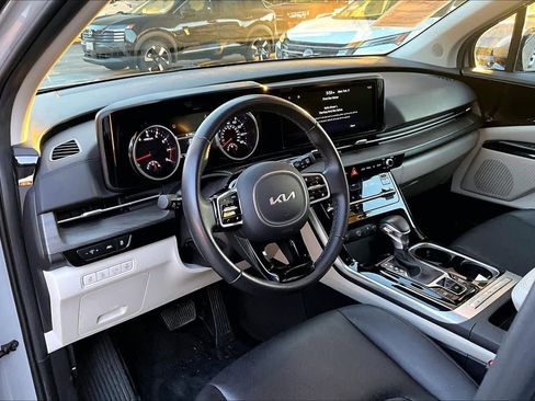 Used 2024 Kia Carnival EX image 17