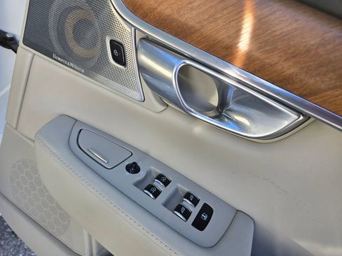 Used 2018 Volvo S90 T8 Inscription w/ Convenience Package image 44