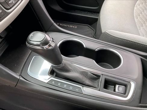 Used 2018 Chevrolet Equinox LT FWD image 16