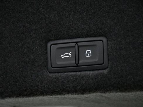 Used 2025 Lamborghini Urus SE AWD/4WD image 19