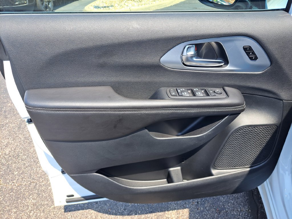 Certified 2026 Chrysler Pacifica Limited FWD image 28