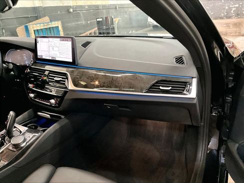 Used 2023 BMW 530e xDrive w/ Executive Package image 18