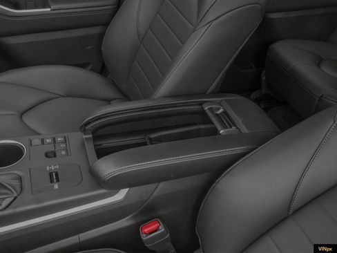 New 2026 Toyota Highlander XLE image 12