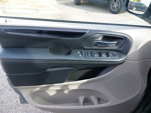 Used 2019 Dodge Grand Caravan SXT image 27