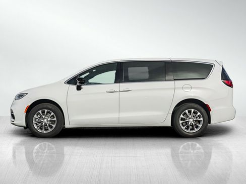 New 2026 Chrysler Pacifica Select image 4