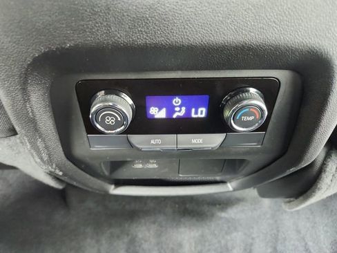Used 2025 Chevrolet Traverse LT FWD image 39