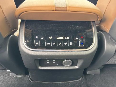 Used 2025 Nissan Armada Platinum Reserve w/ Convenience Package RWD image 19
