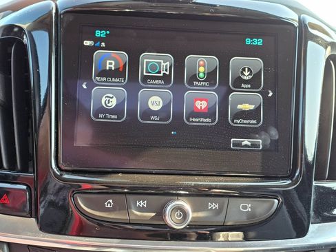 Used 2018 Chevrolet Traverse Premier w/ Driver Confidence II Package FWD image 17