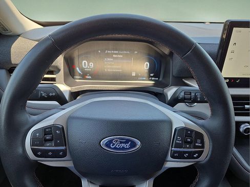 Used 2025 Ford Explorer Active AWD/4WD image 24