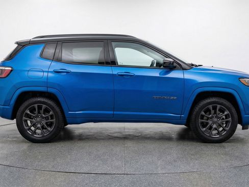 Used 2025 Jeep Compass Trailhawk AWD/4WD image 11