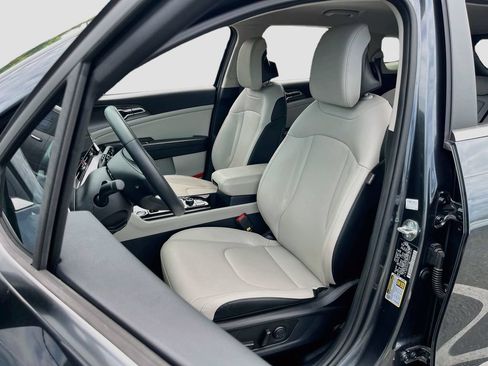 Used 2025 Kia Sportage EX FWD image 21
