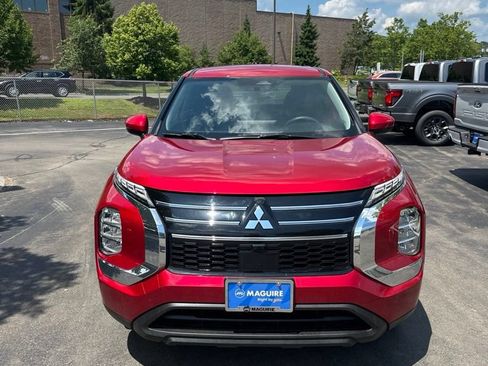 Used 2025 Mitsubishi Outlander ES AWD/4WD image 2