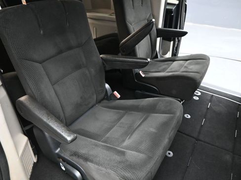Used 2016 Dodge Grand Caravan SE image 21