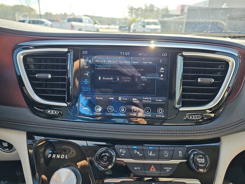 Used 2020 Chrysler Pacifica Limited image 23