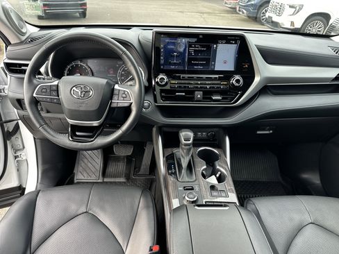Used 2022 Toyota Highlander Platinum image 11